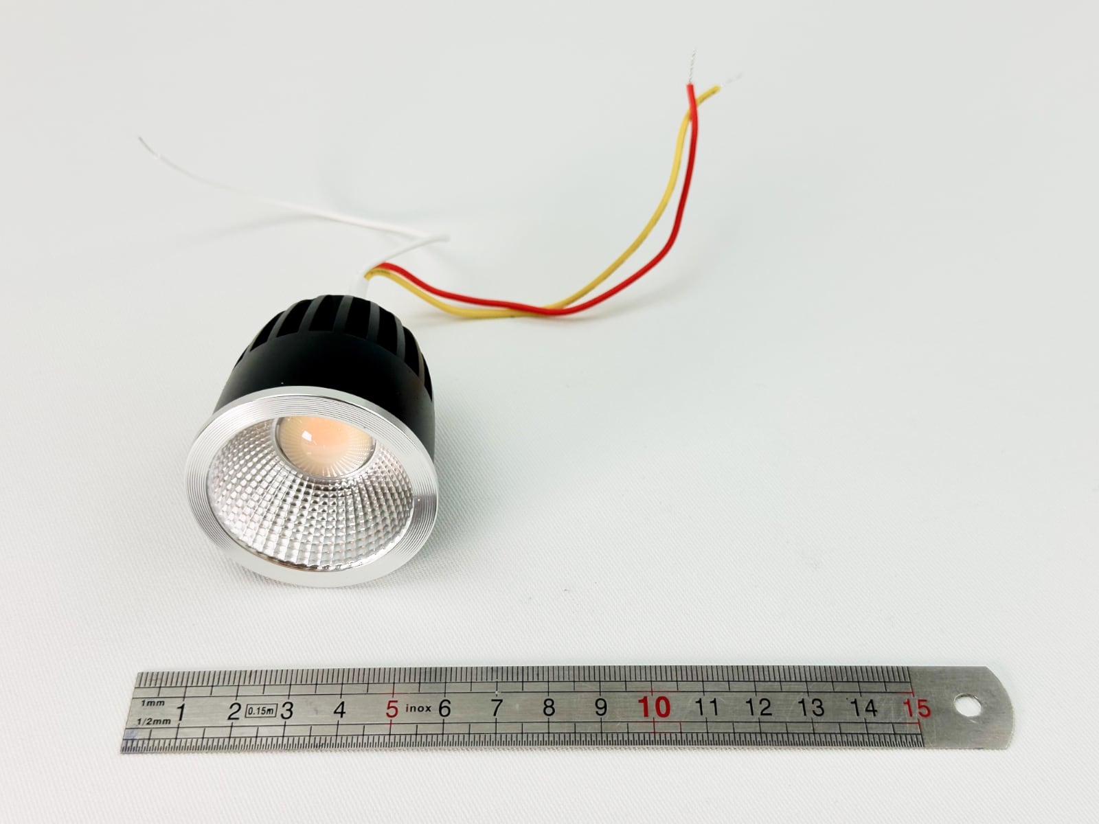 Compact spotlight with adjustable white color temperature. lamp4